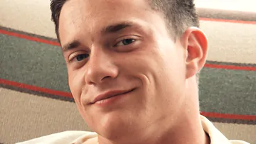 Fit guy having a wank and cums