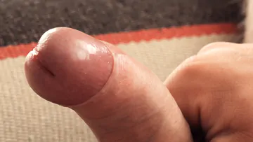 Fit guy having a wank and cums