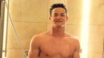Fit guy having a wank and cums