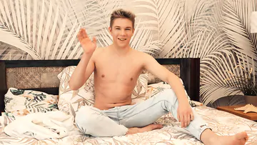 Cute twink wanking and cums