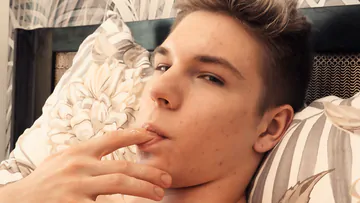 Cute twink wanking and cums