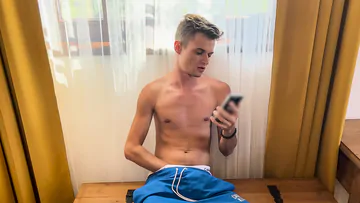 Guy wanking his dick and cums