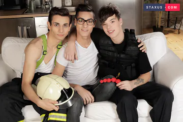 Guy with glasses getting double penetrated