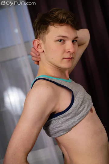 Guy wanking his shaved dick