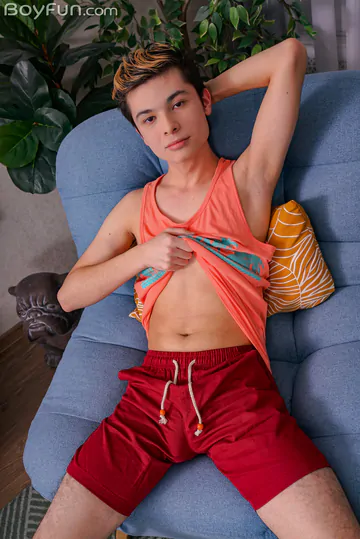 Cut cock twink wanking and cums