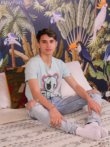 Twink with a hot hairless body