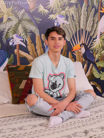 Twink with a hot hairless body