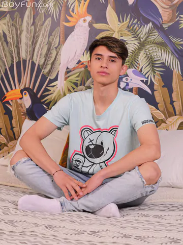 Twink with a hot hairless body