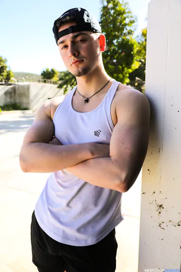 Gym guys making threesome porn