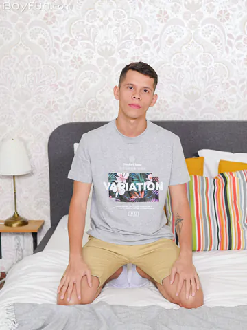 What a nice dick on this twink