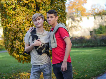 Pretty boy getting his butt boned