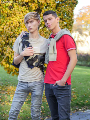 Pretty boy getting his butt boned