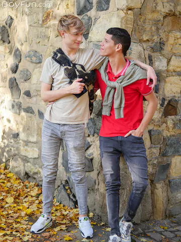 Pretty boy getting his butt boned