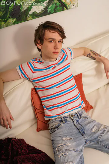 Geeky boy jerking off and cums