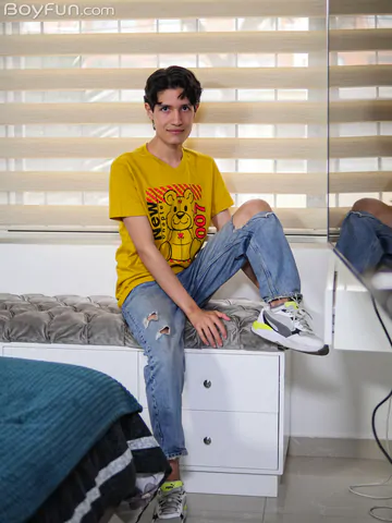 Latino twink with a pretty suckable cock