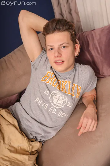 Smooth ass boy jerking off and cums