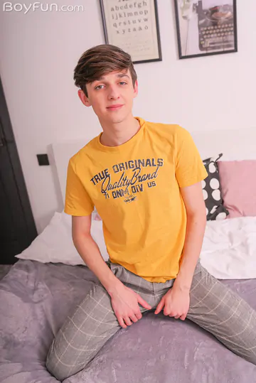Twink showing his cockhole