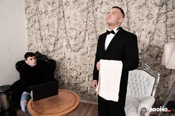 Beefy man fucking a jock