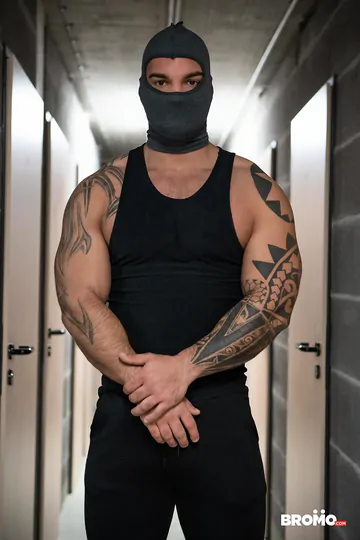 Hunk fucking a smooth stud