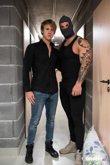 Hunk fucking a smooth stud