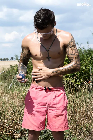 Two hotties fucking outdoors