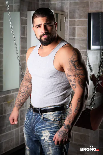 Dungeon porn with Ryan Bones