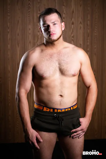 Thyle Knoxx fucking a beefy guy