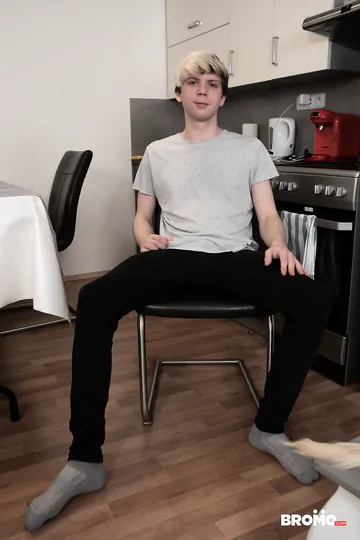 Fat cock boy getting a facial