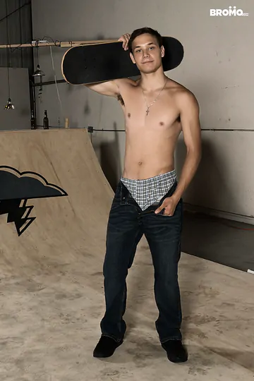 Very cute guy getting his ass fucked