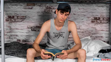 Boys in a prison cell fucking