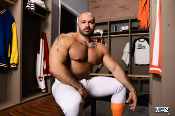 Big beefy man getting fucked