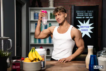 Ripped guy fucking a twink