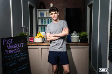 Ripped guy fucking a twink