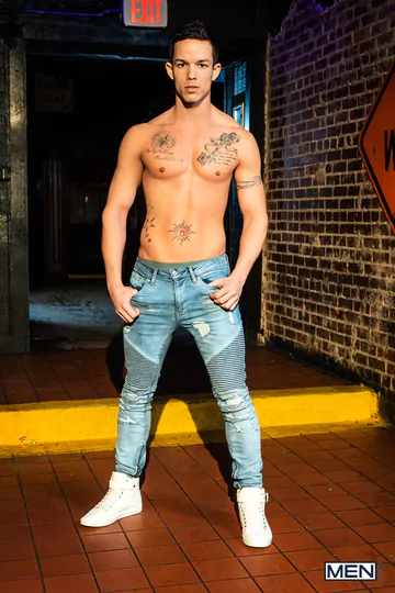 Nic Sahara pounding Kyle Connors