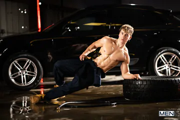 Fit guys fucking in a warehouse