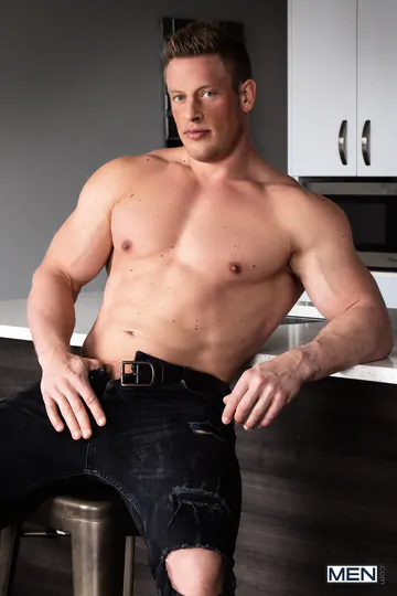 Big muscle man fucking a stud