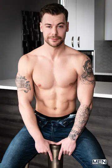 Big muscle man fucking a stud