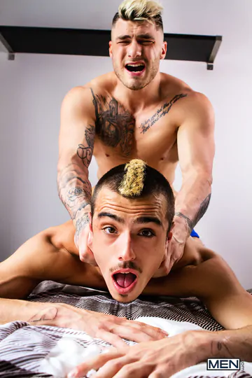 William Seed fucks Sean Peek in the butt
