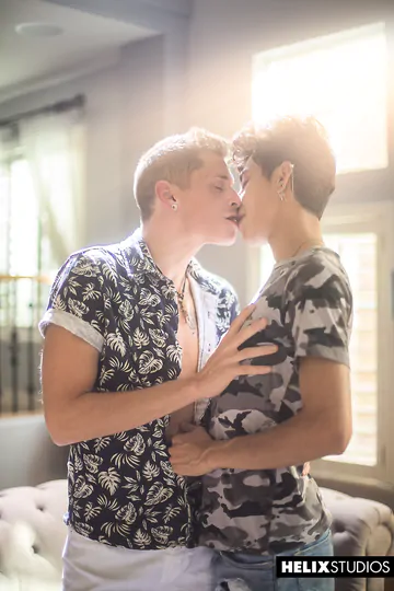 Troy Accola fucking a Latino boy