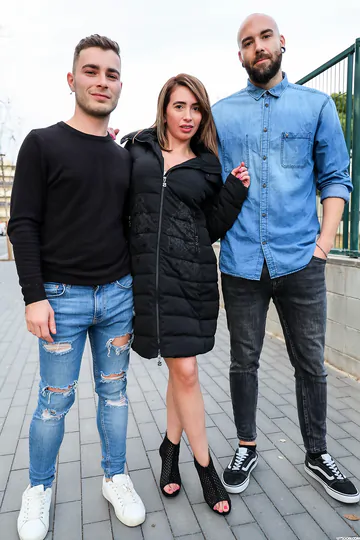 People having bi group sex