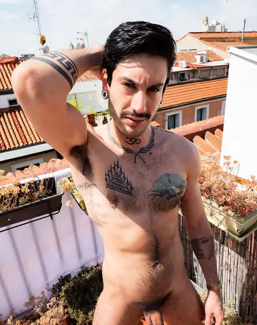 Tattooed guy wanking on a rooftop