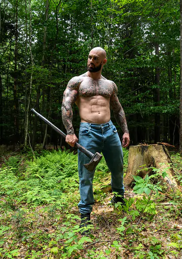 Tattooed hunk wanking in the forest