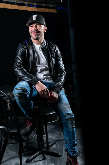 Muscular guy wanking his cock