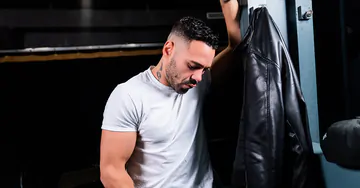 Muscular guy wanking his cock