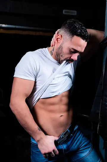 Muscular guy wanking his cock