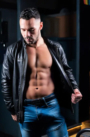 Muscular guy wanking his cock