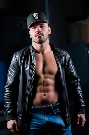 Muscular guy wanking his cock