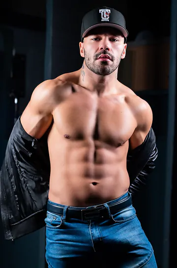 Muscular guy wanking his cock