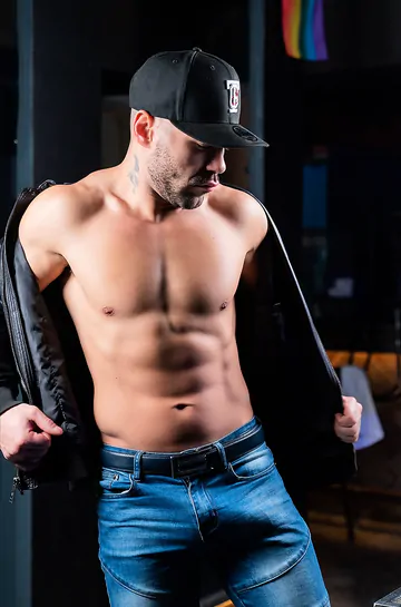 Muscular guy wanking his cock