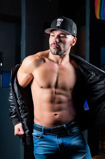 Muscular guy wanking his cock